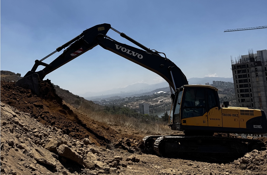 excavadora en renta trabajando