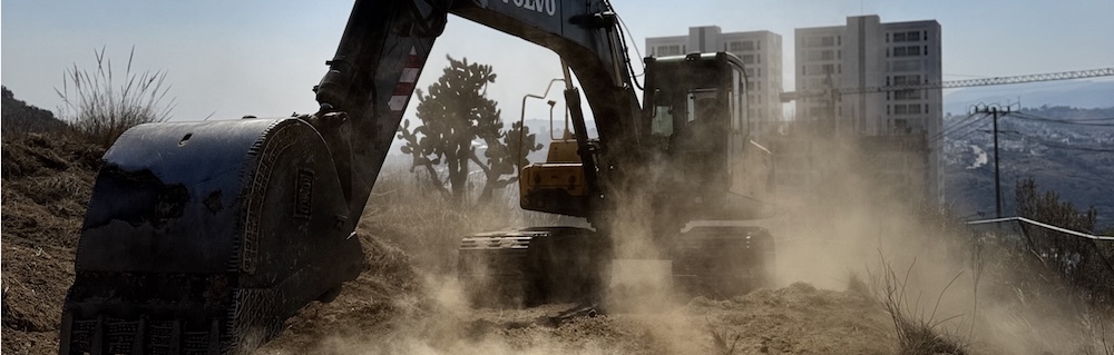 excavadora en renta trabajando