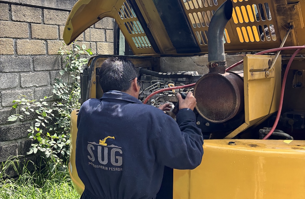 excavadora en renta trabajando