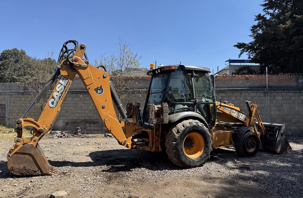 retroexcavadora en renta trabajando