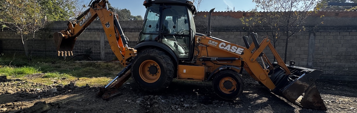 retroexcavadora en renta trabajando